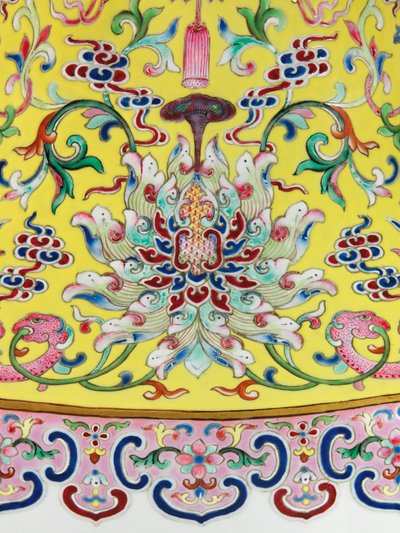 Detail van een paar keizerlijke Famille Rose vazen door Qing Dynasty   Jiaqing Period Chinese School
