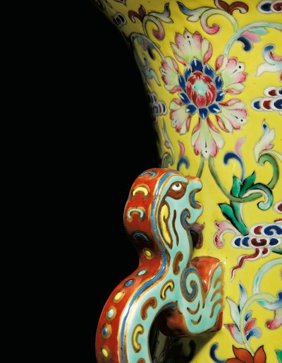 Detail (Een van een Paar Keizerlijke Famille Rose Vazen) door Qing Dynasty   Jiaqing Period Chinese School