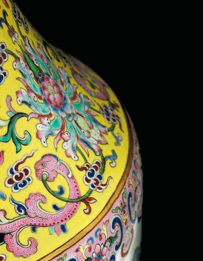 Detail (Een van een Paar Keizerlijke Famille Rose Vazen) door Qing Dynasty   Jiaqing Period Chinese School