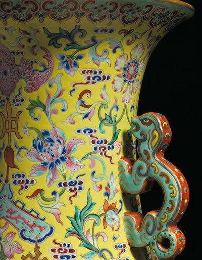 Detail (Een van een Paar Keizerlijke Famille Rose Vazen) door Qing Dynasty   Jiaqing Period Chinese School