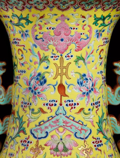 Detail van een paar Keizerlijke Famille Rose vazen door Qing Dynasty   Jiaqing Period Chinese School