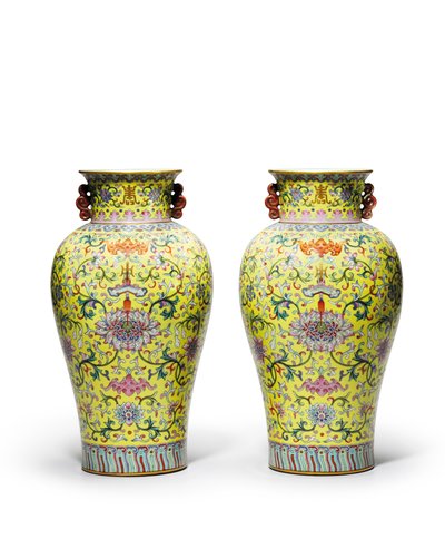 Paar vazen met gele ondergrond en famille rose decor door Qing Dynasty   Jiaqing Period Chinese School