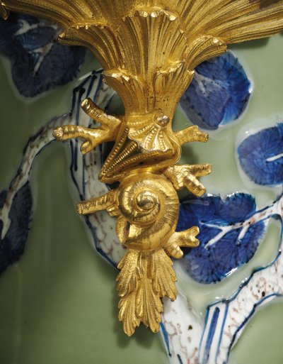 Een van een paar Louis XV kannen, porselein 1662-1722, monturen ca. 1745-49 door Qing Dynasty   Kangxi Period Chinese