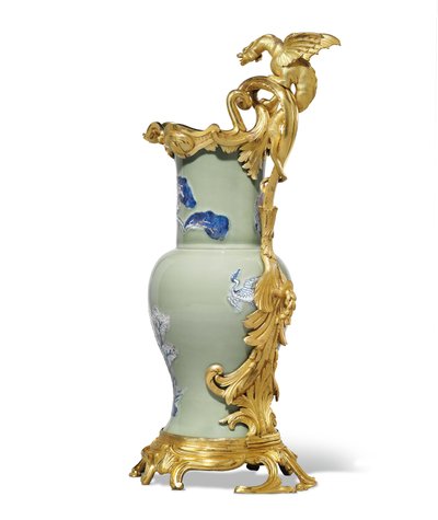 Een van een paar Louis XV kannen, porselein 1662-1722, monturen ca.1745-49 door Qing Dynasty   Kangxi Period Chinese