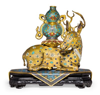 Een paar liggende herten door Qing Dynasty   Qianlong Period Chinese