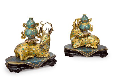 Een paar liggende herten door Qing Dynasty   Qianlong Period Chinese School