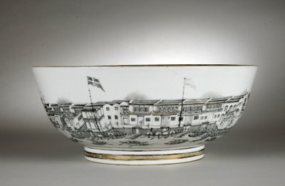 Punchkom beschilderd met pakhuizen of Hongs, Canton (Guangzhou) door Qing Dynasty   Qianlong Period Chinese School
