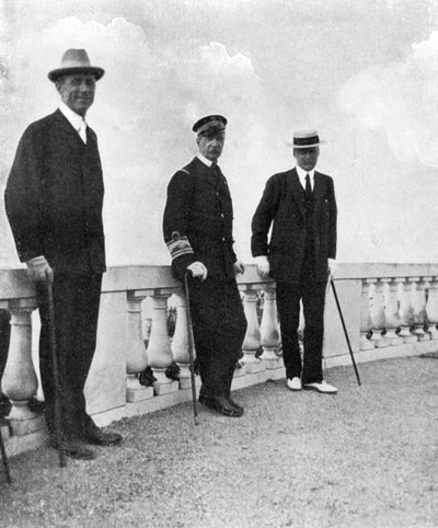 Koning George I van Griekenland met Commodore Keppel en Lord Howe, Corfu, Griekenland, 1908 door Queen Alexandra