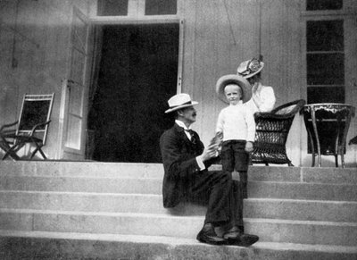 Koning Haakon VII van Noorwegen, zijn zoon Olav en Prinses Victoria in Bygdøy, Noorwegen, 1908 door Queen Alexandra
