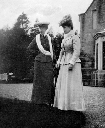 Mary van Teck 1867-1953, Prinses van Wales, met de Hertogin d