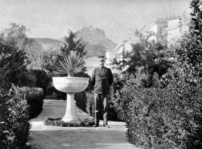 Prins Constantijn 1868-1923, de Hertog van Sparta, in zijn tuin in Athene, 1908 door Queen Alexandra