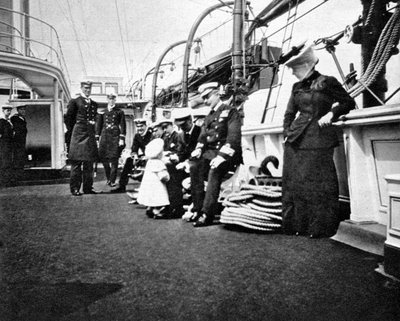 Prins Olav 1903-1991, de toekomstige koning Olav V van Noorwegen, in gesprek met marineofficieren, 1908 door Queen Alexandra