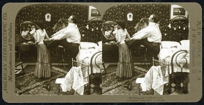 Stereoscopische kaart die een vrouw toont die in een korset wordt geregen, uitgegeven door de American Stereoscopic Company door R.Y Young