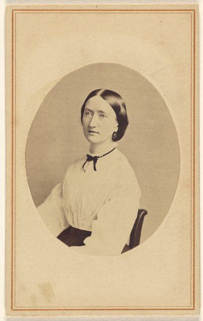 [Ongeïdentificeerde vrouw, zittend]. door R. A. Lord