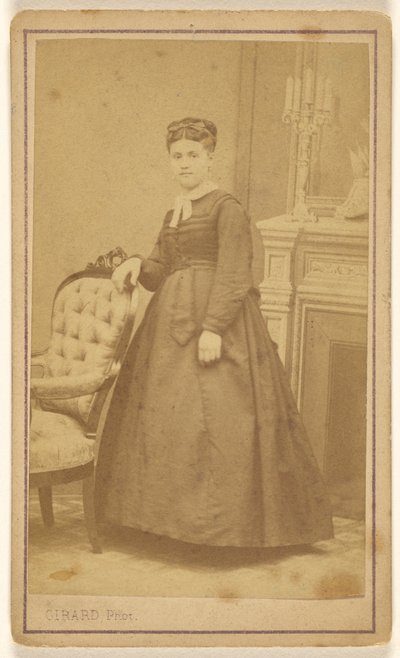 [Ongeïdentificeerde vrouw, staand] door R. Girard