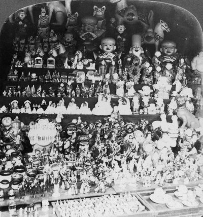 Een speelgoedwinkel in Kyoto, Japan, 1901 door R. Y. Young
