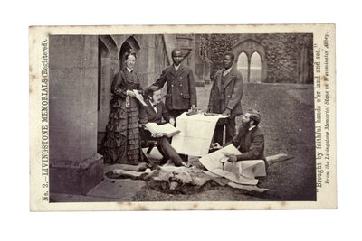 Tom en Agnes Livingstone, Abdullah Susi, James Chuma en Horace Waller, Newstead Abbey, Engeland, juni 1874 door R. and Son Allen