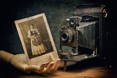 Portret met een vintage camera door Raffaele Corte