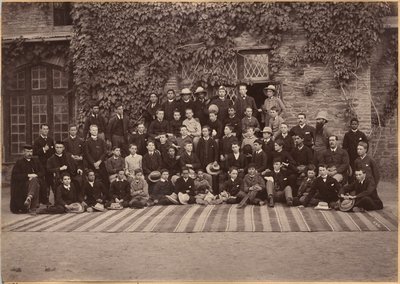 Leerlingen en personeel van de middenklassen, Bishop Cotton School, Shimla (verso) door Raja Deen Dayal