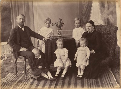 De heer Robert Holtz en familie (verso) door Raja Deen Dayal