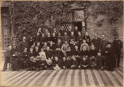 Basisschoolklas, Bishop Cotton School, Shimla (recto) door Raja Deen Dayal