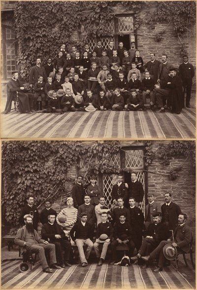 Lagere klas van de Bishop Cotton School, Shimla (recto); leerlingen en leraren van de hogere klassen van de Bishop Cotton School, Shimla (verso) door Raja Deen Dayal
