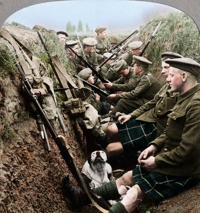 Een sectie van Seaforth Highlanders neemt een moment van rust, Eerste Wereldoorlog, ca. 1914-1918 door Realistic Travels Publishers