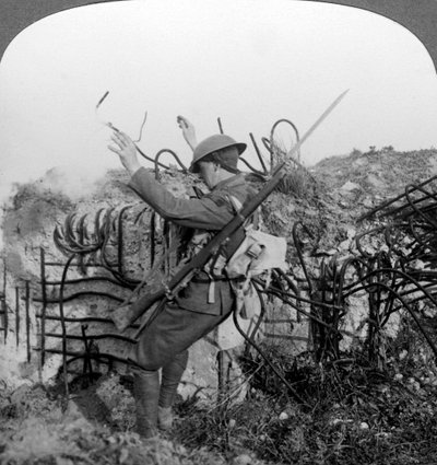 Een soldaat activeert een boobytrap, Eerste Wereldoorlog, 1914-1918 door Realistic Travels Publishers