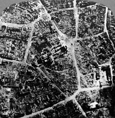 Luchtfoto van de ruïnes van de stad en basiliek van Albert, Frankrijk, Eerste Wereldoorlog, 1914-1918 door Realistic Travels Publishers