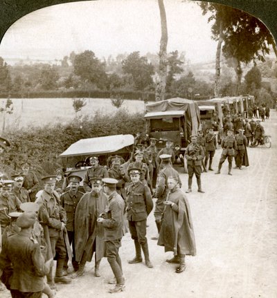 Munitiekonvooi geparkeerd in een laan in Vlaanderen in afwachting van orders, Eerste Wereldoorlog, 1914-1918 door Realistic Travels Publishers