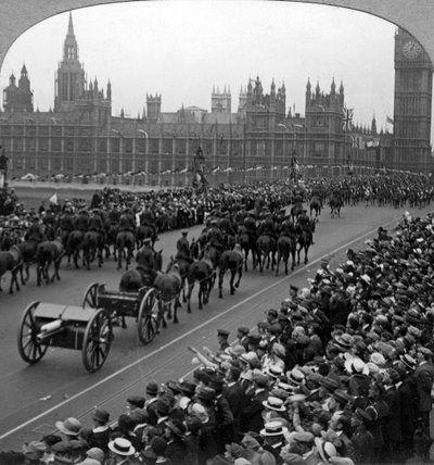 Artillerie in de grote mars van de keizerlijke troepen, Westminster Bridge, Londen, 1919 door Realistic Travels Publishers