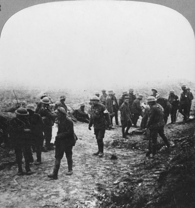 Verzorging van de gewonden op de Meninweg, Ieper, Vlaanderen, België, Eerste Wereldoorlog door Realistic Travels Publishers