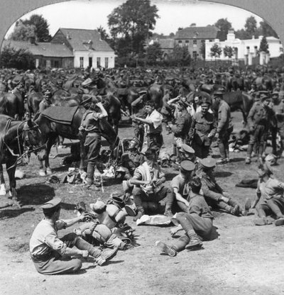 Britse cavalerietroepen rusten in een Frans dorp, Eerste Wereldoorlog, ca. 1914-ca. 1918 door Realistic Travels Publishers