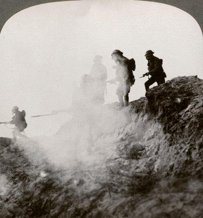 Britse soldaten die oprukken onder dekking van gas en rook, Frankrijk, Eerste Wereldoorlog, 1916 door Realistic Travels Publishers