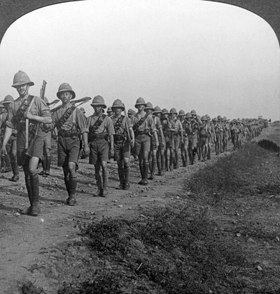 Britse soldaten marcheren door de woestijn naar Bagdad, Eerste Wereldoorlog, 1914-1918 door Realistic Travels Publishers