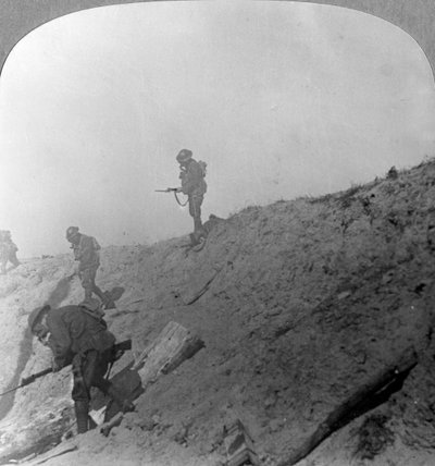 Britse troepen die door gas oprukken, Passchandaele, Ieper, België, Eerste Wereldoorlog, c1914-c1918 door Realistic Travels Publishers