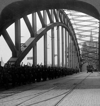 Britse troepen steken de brug over de Rijn over, Keulen, Duitsland door Realistic Travels Publishers