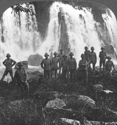 Britse troepen verfrissen zich bij een waterval, Afrika, Eerste Wereldoorlog, ca. 1914-1918 door Realistic Travels Publishers