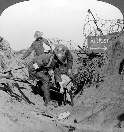 Een gewonde soldaat naar een EHBO-post brengen, Passendale, België, Eerste Wereldoorlog, 1914-1918 door Realistic Travels Publishers