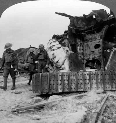 Slachtoffers van het front passeren vernietigde tanks, Villers-Bretonneux, Frankrijk, Eerste Wereldoorlog, 1918 door Realistic Travels Publishers
