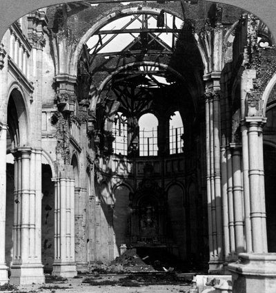 Schade aan de kerk van Notre Dame, Armentieres, Frankrijk, Eerste Wereldoorlog door Realistic Travels Publishers