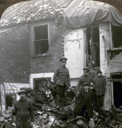 Vernieling veroorzaakt door Duitse Zeppelin-bommen, Eerste Wereldoorlog, 1914-1918 door Realistic Travels Publishers
