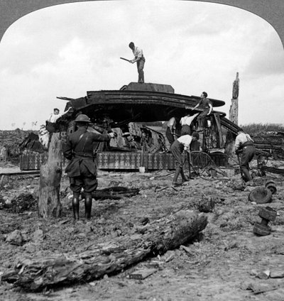 Ingenieurs ruimen een vernietigde tank van een weg, Eerste Wereldoorlog, 1917-1918 door Realistic Travels Publishers
