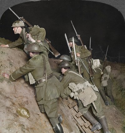 Vechtend door de nacht bij Mory, Frankrijk, Eerste Wereldoorlog, ca. 1914-ca. 1918 door Realistic Travels Publishers