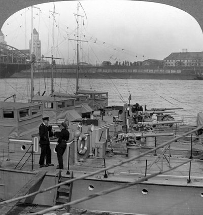 Flotilla van motorboten op de Rijn, ca. 1918-1919 door Realistic Travels Publishers