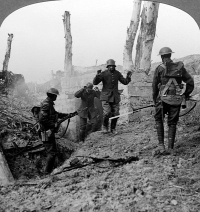 Duitse soldaten geven zich over, Bullecourt, Frankrijk, Eerste Wereldoorlog, 1914-1918 door Realistic Travels Publishers