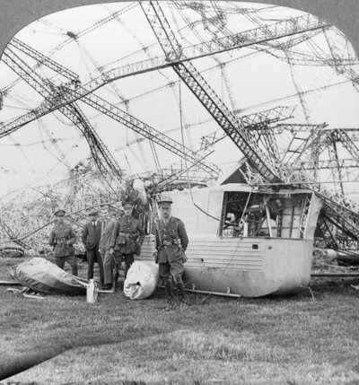 Gondel van de Zeppelin neergeschoten voor de kust van Essex, Eerste Wereldoorlog, 1916 door Realistic Travels Publishers