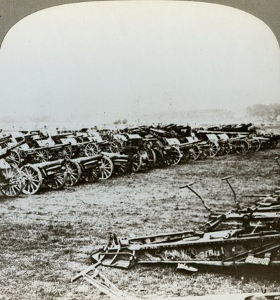 Honderden Duitse kanonnen veroverd bij Couralette, Frankrijk, Slag om de Somme, Eerste Wereldoorlog, 1916 door Realistic Travels Publishers