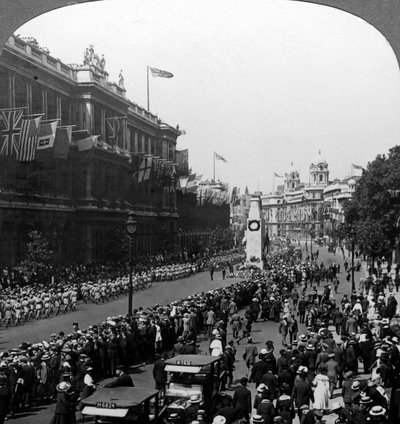 Indiase troepen groeten de Onbekende Soldaat bij het Cenotaaf, Whitehall, Londen, ca. 1920 door Realistic Travels Publishers
