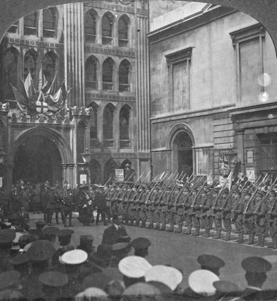 Inspectie van de erewacht bij het Guildhall, Londen, Eerste Wereldoorlog, ca. 1914-ca. 1916 door Realistic Travels Publishers